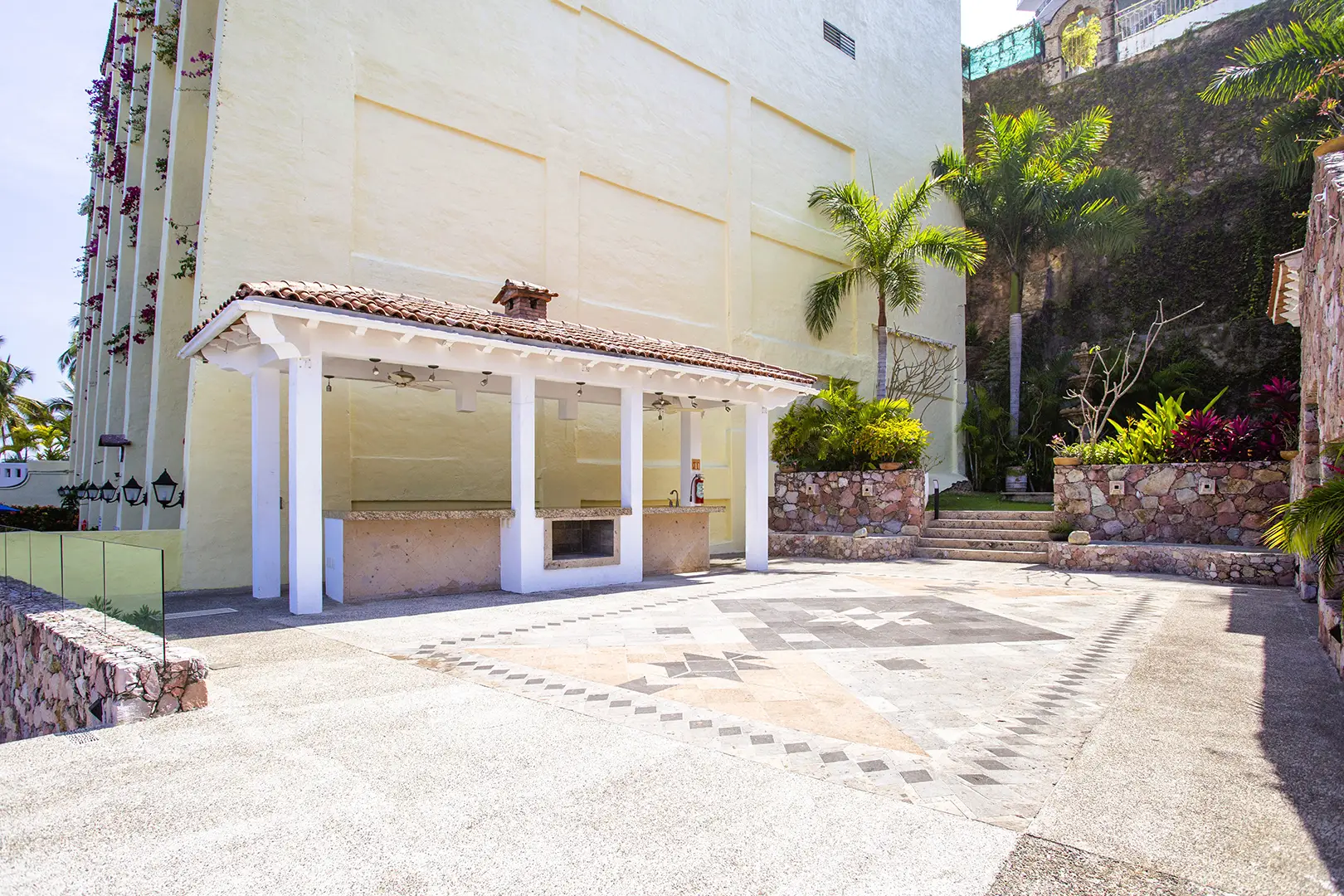 Middle Terrace with bar